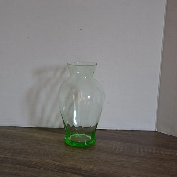 Vtg Lime Green Swirl  Vase - Picture 2 of 4